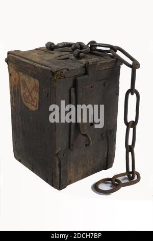 ARM bus, Anonyme, 1654, bois, fer, peint, général: 31.2 x 23.5 x 20cm 312 x 235 x 200mm, porte-bus en forme de cube en bois avec ferrures et une chaîne en fer avec anneau. Il y a un verrou à l'avant; la clé du verrou est manquante. Des deux côtés se trouve le blason urbain de Leiden peint, représenté comme un bouclier blanc peint avec deux clés rouges croisées avec des bords sombres, entre l'année 1654. Au-dessous se trouve l'inscription peinte à trois lignes AYE MEMOIR DES POVRES, blason de ville Banque D'Images