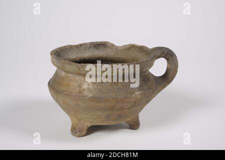 Raisin, Anonyme, 15ème siècle, glaçure de plomb, faïence, général: 9 x 13.2 x 11,1cm 90 x 132 x 111mm, raisin de faïence rouge, partiellement recouvert d'une glaçure de plomb jaune verdâtre. Le raisin a un corps pressé sur trois pattes, un cou constrié et un bord droit de la bouche avec une oreille en forme de C, 1890 Banque D'Images