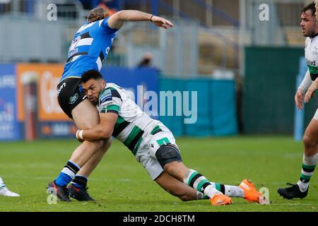 Bath, Royaume-Uni. 02 novembre 2020. BATH, ANGLETERRE. LE 22 NOVEMBRE Max Clark est attaqué par Luther Burrell lors du match Gallagher Premiership entre Bath Rugby et Newcastle Falcons au terrain de loisirs de Bath, le dimanche 22 novembre 2020. (Credit: Chris Lishman | MI News) Credit: MI News & Sport /Alay Live News Banque D'Images