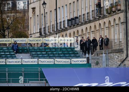 Bath, Royaume-Uni. 02 novembre 2020. BATH, ANGLETERRE. 22 NOVEMBRE les supporters de Bath voient de la rue tandis que leur équipe descend 12-19 vers Newcastle Falcons dans le match Gallagher Premiership entre Bath Rugby et Newcastle Falcons au terrain de loisirs de Bath, le dimanche 22 novembre 2020. (Credit: Chris Lishman | MI News) Credit: MI News & Sport /Alay Live News Banque D'Images