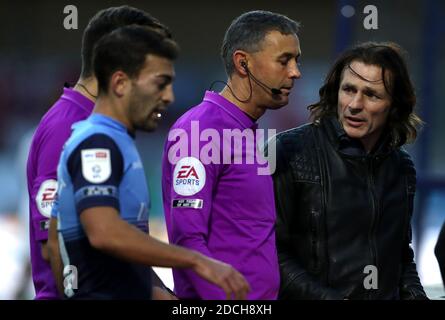 Gareth Ainsworth (à droite), le Manager de Wycombe Wanderers, parle à l'arbitre Lee Mason à mi-temps pendant le match du championnat Sky Bet à Adams Park, Wycombe. Banque D'Images