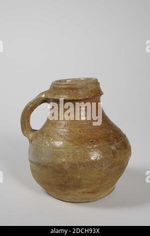 Carafe, anonyme, env. 1500, grès, glaçage au sel, général : 14 x 14.4 x 13,3 cm 140 x 144 x 133 mm, petite carafe avec manche en grès, recouverte d'un glaçage au sel brun. La carafe est dotée d'une base lenticulaire, d'un corps sphérique pressé et d'un col court et large avec un profil biseauté. Environ un tiers de l'objet se compose d'ajouts de plâtre, 1972 Banque D'Images