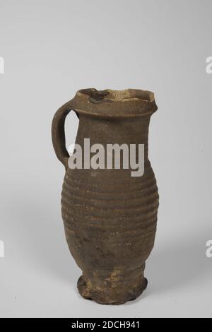 Carafe, Anonyme, première moitié du XIVe siècle, grès, glaçure de loam, général : 21 x 11.1 x 10,6 cm 210 x 111 x 106mm, verseuse avec manche en grès gris, recouverte d'un glaçage de loam brun foncé. La carafe est dotée d'un corps ovoïde avec un anneau de pied pincé et d'un col légèrement plus étroit avec un profil biseauté en forme de toit. Une oreille plate s'étend de l'épaule au bord de la bouche. L'ensemble du corps est recouvert d'anneaux de rotation grossiers, 1972 Banque D'Images