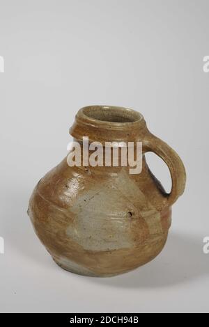 Carafe, anonyme, env. 1500, grès, glaçage au sel, général : 14 x 14.4 x 13,3 cm 140 x 144 x 133 mm, petite carafe avec manche en grès, recouverte d'un glaçage au sel brun. La carafe est dotée d'une base lenticulaire, d'un corps sphérique pressé et d'un col court et large avec un profil biseauté. Environ un tiers de l'objet se compose d'ajouts de plâtre, 1972 Banque D'Images