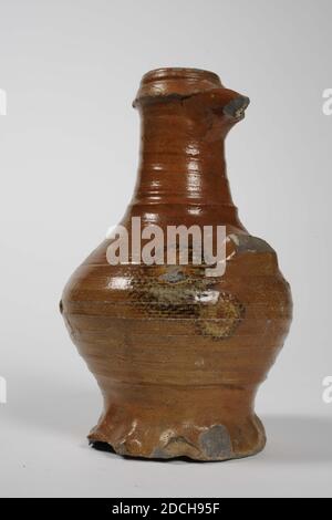 Carafe, Anonyme, deuxième quart du XVIe siècle, grès, glaçage au sel, général: 17 x 10,9cm 170 x 109mm, verseuse en grès gris, recouverte d'un glaçage au sel brun. La carafe est dotée d'un anneau de pied ondulé pincé, d'un ventre arrondi et d'un col étroit. L'oreille et une petite partie du bord de la bouche sont manquantes. Recouvert de bagues rotatives fines, 1952 Banque D'Images