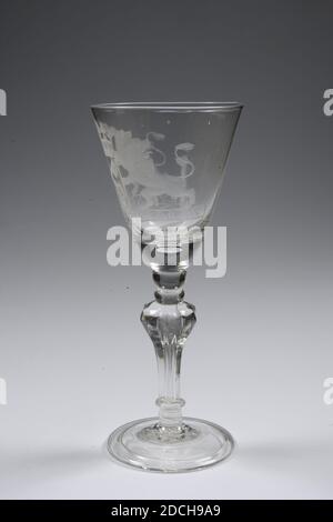 Calice, troisième quart du XVIIIe siècle, général: 18.5 x 7.5cm 185 x 75mm, diamètre du pied: 6.8cm / diamètre calice: 7.5cm, manteau de ville des bras, lion, Chalice de verre incolore. Le calice a une base légèrement inclinée. Un tronc massif, en forme de baluster, connu sous le nom de tronc silésien dans six côtes verticales se terminant en un point. Une bulle allongée dans le tronc. Au-dessus de ces deux noeuds, suivi d'un fond épais de calice et du calice. Il y a une bulle d'air dans le fond de la craie. Sur le mur de la calice, une image des armoiries de Leiden, flanquées de deux lions avec la légende: LEYDENS WEL VAAREN. Les trois Banque D'Images