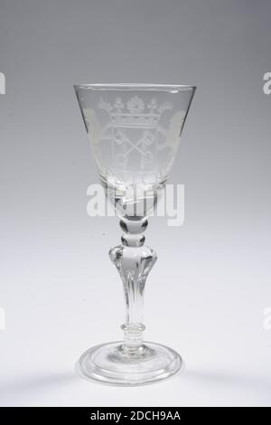 Calice, troisième quart du XVIIIe siècle, général: 18.5 x 7.5cm 185 x 75mm, diamètre du pied: 6.8cm / diamètre calice: 7.5cm, manteau de ville des bras, lion, Chalice de verre incolore. Le calice a une base légèrement inclinée. Un tronc massif, en forme de baluster, connu sous le nom de tronc silésien dans six côtes verticales se terminant en un point. Une bulle allongée dans le tronc. Au-dessus de ces deux noeuds, suivi d'un fond épais de calice et du calice. Il y a une bulle d'air dans le fond de la craie. Sur le mur de la calice, une image des armoiries de Leiden, flanquées de deux lions avec la légende: LEYDENS WEL VAAREN. Les trois Banque D'Images