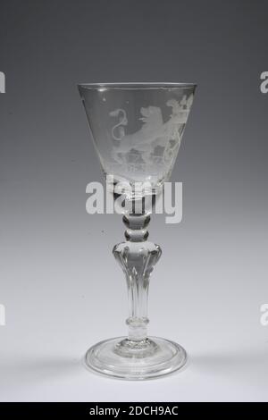 Calice, troisième quart du XVIIIe siècle, général: 18.5 x 7.5cm 185 x 75mm, diamètre du pied: 6.8cm / diamètre calice: 7.5cm, manteau de ville des bras, lion, Chalice de verre incolore. Le calice a une base légèrement inclinée. Un tronc massif, en forme de baluster, connu sous le nom de tronc silésien dans six côtes verticales se terminant en un point. Une bulle allongée dans le tronc. Au-dessus de ces deux noeuds, suivi d'un fond épais de calice et du calice. Il y a une bulle d'air dans le fond de la craie. Sur le mur de la calice, une image des armoiries de Leiden, flanquées de deux lions avec la légende: LEYDENS WEL VAAREN. Les trois Banque D'Images