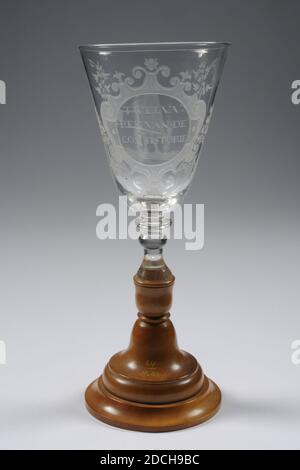 Chalice, troisième quart du XVIIIe siècle, bois de palmier, verre, général: 22 x 8,7 cm 220 x 87 mm, mâle, Chalice de verre incolore sur une base en bois. La base ajoutée en 1980 avec la restauration est faite de bois de palme. Puis suit le tronc court, massif, mince avec 2 boutons et un collier avec un calice au-dessus. Sur le mur de la calice une image d'un aîné qui se rassemble debout sur une surface herbeuse. Dans sa main droite un sac de collecte sur un bâton et sa main gauche dans sa veste à la hauteur de poitrine. De l'autre côté se trouve une cartouche avec des branches feuillues qui se lit comme suit: 'T WELVA: REN VAN de CONSISTORIE, en trois lignes. Activé Banque D'Images