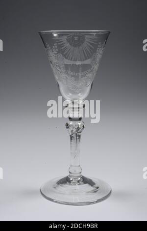 Chalice, Anonyme, troisième quart 18e siècle, général: 17.1 x 7.8cm 171 x 78mm, diamètre du pied: 7.8cm / diamètre Chalice: 7.3cm, soleil, Chalice de verre incolore. Le calice a une base ascendante et un tronc avec un pied et deux boutons, dont le fond est en forme de balbuster. Il contient sept bulles d'air doubles et une bulle d'air simple et une bulle d'air allongée au milieu. Un collier sous le fond de la craie. Une image de deux avant-bras émergeant des nuages et des mains emboîtées a été forée sur le mur de la calice. Sous les bras le texte: L'AMITIÉ entourée d'un roccoco motif avec des palmettes Banque D'Images