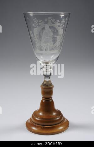 Chalice, troisième quart du XVIIIe siècle, bois de palmier, verre, général: 22 x 8,7 cm 220 x 87 mm, mâle, Chalice de verre incolore sur une base en bois. La base ajoutée en 1980 avec la restauration est faite de bois de palme. Puis suit le tronc court, massif, mince avec 2 boutons et un collier avec un calice au-dessus. Sur le mur de la calice une image d'un aîné qui se rassemble debout sur une surface herbeuse. Dans sa main droite un sac de collecte sur un bâton et sa main gauche dans sa veste à la hauteur de poitrine. De l'autre côté se trouve une cartouche avec des branches feuillues qui se lit comme suit: 'T WELVA: REN VAN de CONSISTORIE, en trois lignes. Activé Banque D'Images