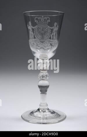 Chalice, troisième quart du XVIIIe siècle, général: 18.5 x 8,2cm 185 x 82mm, Chalice de diamètre: 7,2cm, signe des armoiries, Chalice de verre incolore. Le calice a une base ascendante et un tronc avec un anneau de pied et trois boutons, le plus bas en forme de balbuster et le plus haut deux chacun avec dix bulles d'air soufflées de poisson. Une image des armoiries de Wilhelmina de Prusse, une arme ronde avec une épée et un aigle à tête de cygne avec bouclier à double cœur, a été forée sur le mur de la calice. L'arme est tenue par deux jeunes hommes sauvages, debout sur un ornement régence tardive. Les hommes ont des feuilles autour de leur taille Banque D'Images