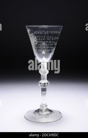 Calice, troisième quart du XVIIIe siècle, général: 19.6 x 8.5cm 196 x 85mm, diamètre du pied: 8.5cm / diamètre calice: 7.5cm, Chalice de verre incolore. Le verre a une base ascendante, un anneau de pied avec bulle d'air et une longue poignée fine avec deux boutons. Dans le nœud inférieur, des bulles d'air partiellement doubles. La moitié supérieure de la tige avec un nœud et des fils d'air en spirale. Une image d'une cartouche rococo recouverte d'une couronne grave a été forée sur le mur de la calice. Deux avant-bras couverts de nuages et des mains emboîtées, éclairés par un soleil radieux. Au-dessus du texte couronné : PROSOPIA. Sur toute la largeur en quatre lignes : MIND GY Banque D'Images