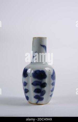 Bouteille, Anonyme, milieu du XVIIIe siècle, porcelaine, émail, 5,8cm 58mm, fleur, petite bouteille de porcelaine chinoise avec un corps sphérique et un long cou. Décoration bleue sous-verglaçée avec motif fleuri simple. Ombré le long de l'épaule. Non marqué, 1975 Banque D'Images