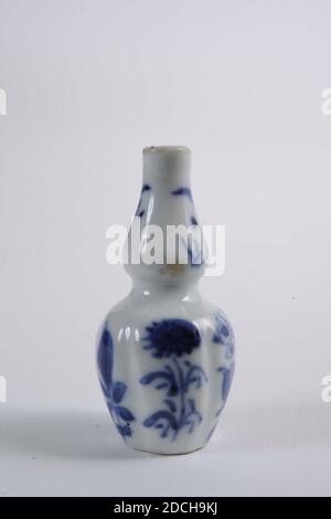 Bouteille, Anonyme, milieu du XVIIIe siècle, porcelaine, émail, 5,8cm 58mm, fleur, petite bouteille de porcelaine chinoise avec un corps sphérique et un long cou. Décoration bleue sous-verglaçée avec motif fleuri simple. Ombré le long de l'épaule. Non marqué, 1975 Banque D'Images