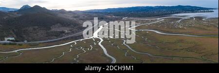 Des canaux étroits serpentent à travers un magnifique estuaire en Californie centrale. Les estuaires se forment lorsque le ruissellement d'eau douce se rencontre et se mélange à l'eau de mer. Banque D'Images