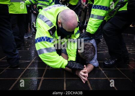 Liverpool, Royaume-Uni. 21 novembre 2020. Un homme est détenu par la police, au cours d'une marche anti-verrouillage. Le mouvement StandUpX organise des manifestations sous la bannière ÔMarch pour la liberté, Save Our CityÕ. Credit: Andy Barton/Alay Live News Banque D'Images