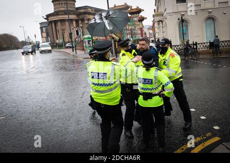 Liverpool, Royaume-Uni. 21 novembre 2020. Un manifestant est bridé par la police lors d'une marche de confinement. Le mouvement StandUpX organise des manifestations sous la bannière ÔMarch pour la liberté, Save Our CityÕ. Credit: Andy Barton/Alay Live News Banque D'Images