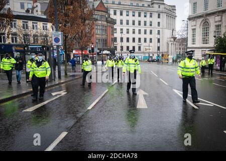 Liverpool, Royaume-Uni. 21 novembre 2020. La police arrive pour intervenir lors d'une marche anti-verrouillage. Le mouvement StandUpX organise des manifestations sous la bannière ÔMarch pour la liberté, Save Our CityÕ. Credit: Andy Barton/Alay Live News Banque D'Images