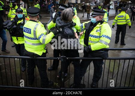 Liverpool, Royaume-Uni. 21 novembre 2020. Un homme est détenu par la police, au cours d'une marche anti-verrouillage. Le mouvement StandUpX organise des manifestations sous la bannière ÔMarch pour la liberté, Save Our CityÕ. Credit: Andy Barton/Alay Live News Banque D'Images