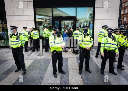 Liverpool, Royaume-Uni. 21 novembre 2020. La police entoure et questionner une famille lors d'une marche anti-verrouillage. Le mouvement StandUpX organise des manifestations sous la bannière ÔMarch pour la liberté, Save Our CityÕ. Credit: Andy Barton/Alay Live News Banque D'Images