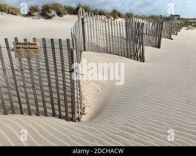 Étude des dunes de sable ondulées avec une clôture en bois en zigzag Banque D'Images