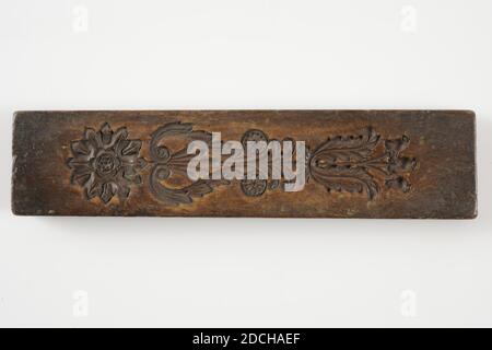 mal, D. Sala et Zn. Cadre usine, première moitié 19e siècle, sculpté, général: 1.8 x 24 x 5.5cm 18 x 240 x 55mm, forme de cadre avec laquelle les éléments décoratifs ont été pressés en pate pour décorer image et cadres de miroir. Il s'agit d'un moule constitué d'une poutre en bois sculptée avec un motif symétrique en négatif, construit à partir d'une rosette surmontée d'une palette avec deux tendres et rosettes en forme de lyre, fermé par deux feuilles de palmier avec trois boutons de fleurs au milieu, 1948 Banque D'Images