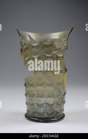 Verre à boire, Anonyme, première moitié du XVIIe siècle, soufflé, général : 16 x 10.7 x 10,2 cm 160 x 107 x 102 mm, verre à boire en forme de coupe de verre non coloré. Le verre a une âme en spirale pointue et une base ronde en verre filetée. Un motif gaufré répétitif sur le mur légèrement évasé, 1972 Banque D'Images