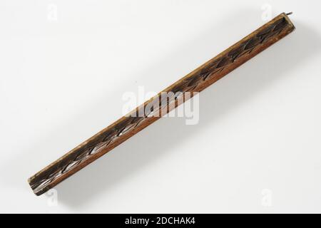 mal, D. Sala et Zn. Cadre usine, première moitié 19e siècle, sculpté, général: 2.1 x 36 x 2.5cm 21 x 360 x 25mm, forme de cadre avec laquelle les éléments décoratifs ont été pressés en pate pour décorer la peinture et les cadres de miroir. Il s'agit d'un moule constitué d'une poutre en bois sculptée contenant trois bords différents en négatif : un bord de perle et deux bords composés de feuilles de Laurier, 1948 Banque D'Images