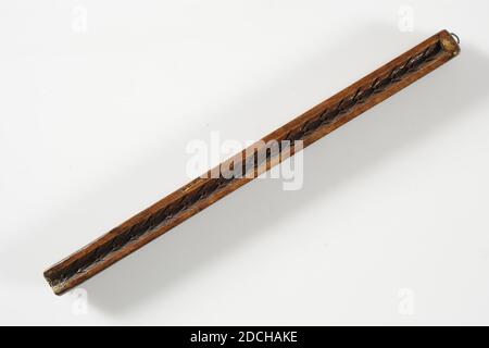 mal, D. Sala et Zn. Cadre usine, première moitié 19e siècle, sculpté, général: 2.1 x 36 x 2.5cm 21 x 360 x 25mm, forme de cadre avec laquelle les éléments décoratifs ont été pressés en pate pour décorer la peinture et les cadres de miroir. Il s'agit d'un moule constitué d'une poutre en bois sculptée contenant trois bords différents en négatif : un bord de perle et deux bords composés de feuilles de Laurier, 1948 Banque D'Images