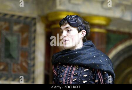 Tom Burke (Romeo) dans ROMEO ET JULIET par Shakespeare au Shakespeare's Globe, Londres SE1 19/05/2004 conception: Jenny Tiramani musique: Claire van Kampen réalisateur ('Master of Play') Tim Carroll Banque D'Images