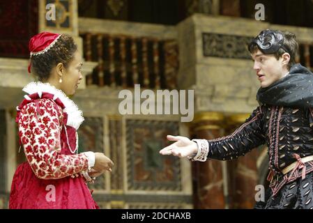 Kananu Kirimi (Juliet), Tom Burke (Romeo) à ROMEO ET JULIET par Shakespeare au Globe de Shakespeare, Londres SE1 19/05/2004 design: Jenny Tiramani Music: Claire van Kampen Director ('Master of Play') Tim Carroll Banque D'Images