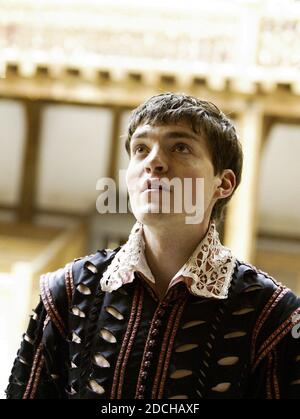 Tom Burke (Romeo) dans ROMEO ET JULIET par Shakespeare au Shakespeare's Globe, Londres SE1 19/05/2004 conception: Jenny Tiramani musique: Claire van Kampen réalisateur ('Master of Play') Tim Carroll Banque D'Images