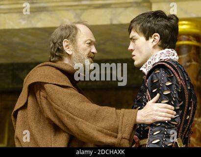 l-r: John McEnery (Friar Lawrence), Tom Burke (Romeo) à ROMEO ET JULIET par Shakespeare au Globe de Shakespeare, Londres SE1 19/05/2004 conception: Jenny Tiramani musique: Claire van Kampen réalisateur ('Master of Play') Tim Carroll Banque D'Images