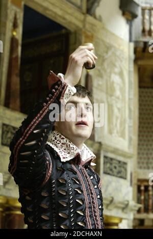 Tom Burke (Romeo) dans ROMEO ET JULIET par Shakespeare au Shakespeare's Globe, Londres SE1 19/05/2004 conception: Jenny Tiramani musique: Claire van Kampen réalisateur ('Master of Play') Tim Carroll Banque D'Images