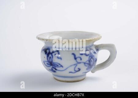 Anonyme, milieu du XVIIIe siècle, porcelaine, émail, général: 2.9 x 5.2 x 4.2cm 29 x 52 x 42mm, fleur, pot miniature de chambre en porcelaine chinoise avec un ventre sphérique, un rebord de la bouche saillant et une oreille. Décor bleu sous-brillant avec un simple rouleau floral. Non marqué, 1975 Banque D'Images