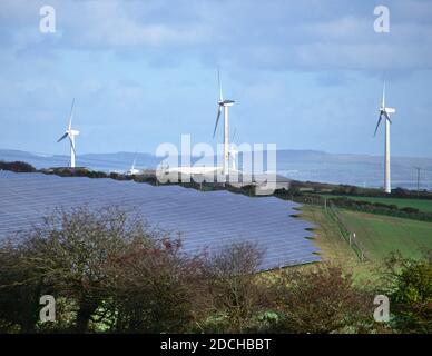 Production d'énergie solaire et éolienne renouvelable à Cornwall, au Royaume-Uni Banque D'Images