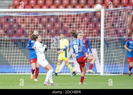 21 novembre 2020, Zurich, Stade Letzigrund, AXA Women's Super League: FC Zurich Women - FC Bâle 1893, # 10 Riola Xhemaili (Bâle) et Seraina Piubel (Zurich, à gauche) Banque D'Images