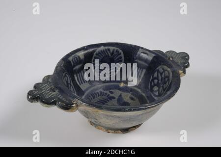 Bol de porridge, Anonyme, première moitié du XVIIe siècle, glaçure d'étain, faïence, cuit, général: 7 x 23 x 15,2 cm (70 x 230 x 152mm), fleur, Marguerite, insecte, bol de porridge, décoré en bleu avec des pâquerettes et des fleurs chanceuses sur le rebord et un insecte parmi les fleurs au centre. Au bas du texte Leiden 1971 St. Jorissteeg vs PT B, 1972 Banque D'Images