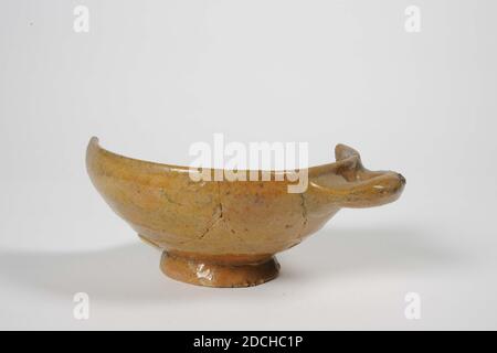 Bol de porridge, Anonyme, première moitié du XVIIe siècle, glaçure de plomb, faïence, général : 6.7 x 16.7 x 13,3 cm (67 x 167 x 133 mm), BOL de porridge avec un anneau de support et deux oreilles horizontales. Fait de poterie au feu rouge et fourni avec du glaçage au plomb. Il manque une oreille et une partie du bol, 1979 Banque D'Images