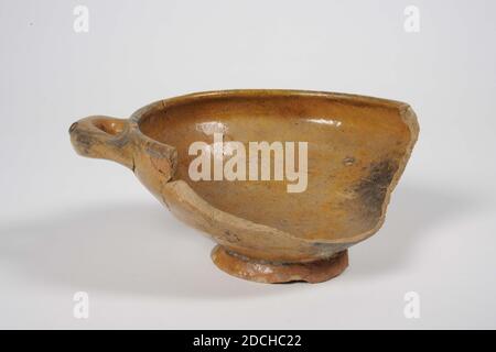 Bol de porridge, Anonyme, première moitié du XVIIe siècle, glaçure de plomb, faïence, général : 6.7 x 16.7 x 13,3 cm (67 x 167 x 133 mm), BOL de porridge avec un anneau de support et deux oreilles horizontales. Fait de poterie au feu rouge et fourni avec du glaçage au plomb. Il manque une oreille et une partie du bol, 1979 Banque D'Images