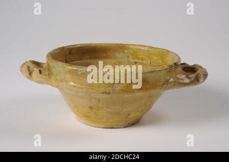 Bol de porridge, Anonyme, première moitié du XVIIe siècle, glaçure de plomb, faïence, général : 7.3 x 19.4 x 14,3 cm (73 x 194 x 143 mm), bol en porcelaine en faïence jaune, recouvert de glaçure de plomb de couleur jaune. Le bol de porridge a un fond plat avec un mur incliné et un bord de bouche droit. Une oreille plate, lobé de chaque côté, 1972 Banque D'Images