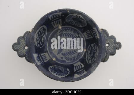 Bol de porridge, Anonyme, première moitié du XVIIe siècle, glaçure d'étain, faïence, cuit, général: 7 x 23 x 15,2 cm (70 x 230 x 152mm), fleur, Marguerite, insecte, bol de porridge, décoré en bleu avec des pâquerettes et des fleurs chanceuses sur le rebord et un insecte parmi les fleurs au centre. Au bas du texte Leiden 1971 St. Jorissteeg vs PT B, 1972 Banque D'Images