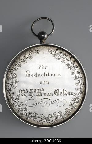 Médaille de famille, Anonyme, 1857, général: 6.8 x 5.1 x 0.4cm (68 x 51 x 4mm), poids: 29.1g, Médaille d'argent avec rebord profilé et anneau de transport. Frappé lors du mariage d'or de H. van Gelder et G. Sala en 1857. Sur le devant est gravé dans une couronne de branches de chêne: Echtvereeniging vieux de 50 ans de H.Rd. Van Gelder et G. Sala LEYDEN août 29, 1857. Au dos, une couronne de feuilles de lierre, avec l'inscription : en mémoire de Ma. Ha. Van Gelder, et un motif curly, 1960 Banque D'Images