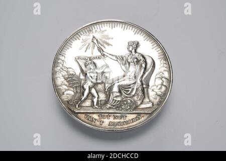 Médaille, David van der Kellen II, 1834, général: 3.7 x 0.1cm (37 x 1mm), poids: 14,9g, Médaille d'argent, commémorée à l'occasion du 50e anniversaire de la Société au profit du général, 1834. L'inverse dépeint une figure féminine, assise sur une chaise et orientée vers la gauche, tenant une torche dans sa main droite et une cornucopia dans sa main gauche debout à côté de son siège. En face d'elle est une figure de garçon tenant un grenade ouvert dans sa main droite. Derrière cette figure se trouve un livre reposant sur un autel; sur le livre est l'inscription POUR TOUS. Sur la gauche se trouvent une feuille de maïs et un point; devant elle se trouve un globe Banque D'Images