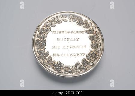 Médaille, David van der Kellen II, 1834, général: 3.7 x 0.1cm (37 x 1mm), poids: 14,9g, Médaille d'argent, commémorée à l'occasion du 50e anniversaire de la Société au profit du général, 1834. L'inverse dépeint une figure féminine, assise sur une chaise et orientée vers la gauche, tenant une torche dans sa main droite et une cornucopia dans sa main gauche debout à côté de son siège. En face d'elle est une figure de garçon tenant un grenade ouvert dans sa main droite. Derrière cette figure se trouve un livre reposant sur un autel; sur le livre est l'inscription POUR TOUS. Sur la gauche se trouvent une feuille de maïs et un point; devant elle se trouve un globe Banque D'Images