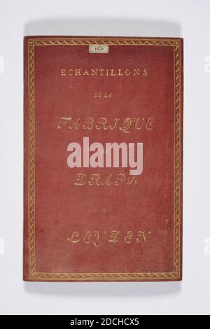 Livre d'échantillons, Anonyme, dernier quart du XVIIIe siècle, maroc, tissu, carton, encre, papier, portefeuille avec échantillons de tissu. Le portfolio contient une couverture en cuir rouge marocain imprimée avec des ECHANTILLONS DE LA FABRIQUE DE DRAPS A LEIDE. Le portefeuille se compose de huit volets avec différents échantillons de tissu, à gauche avec douze échantillons chacun et à droite avec dix-huit, douze et 22 échantillons chacun. Au-dessus des échantillons sont les inscriptions Draps Extra supra fins, couleurs de mode Unies, draps couleurs de mode Mellées, Extra supra fins, draps de Berrij, draps Ratinees, Drap de Castor, Drap de Vigone, draps bleus Banque D'Images