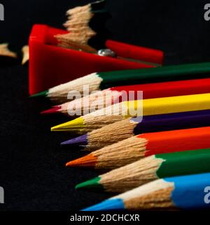 Crayons de couleur avec taille-crayon Banque D'Images