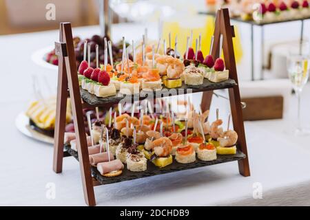 Différents en-cas légers sur le plateau à la table lors du mariage fête Banque D'Images
