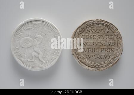 Anonyme, Plaster jette sur les côtés opposés et inversés d'une pièce de papier d'urgence de 28 cents frappée pendant le siège de Leiden, 1574, 1574 Banque D'Images